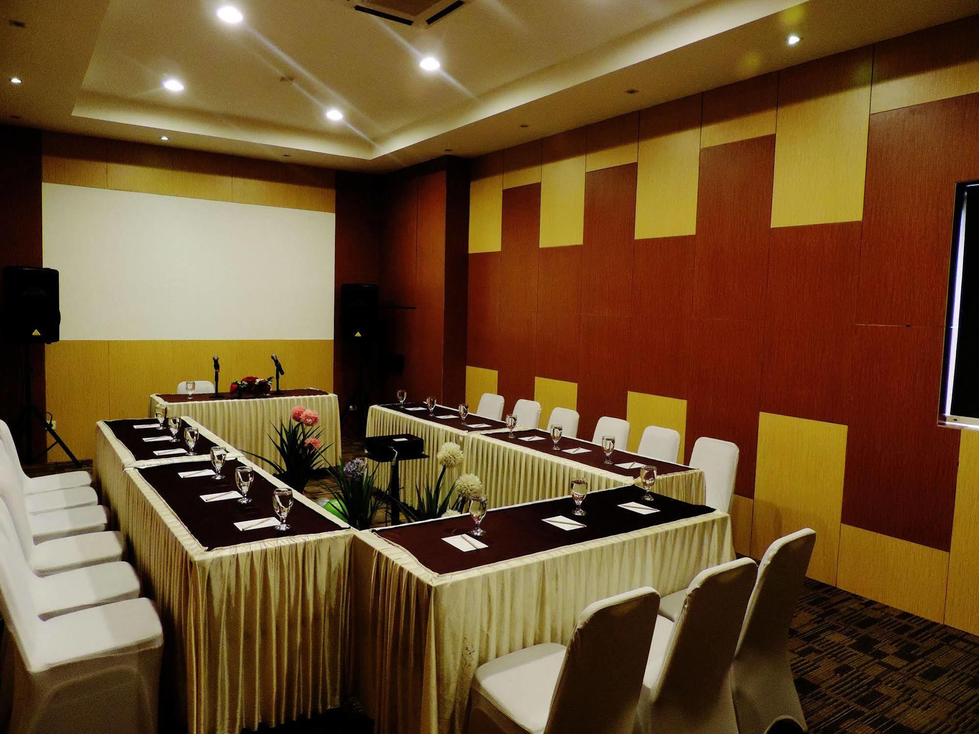 Arbor Biz Hotel Makassar Exterior foto