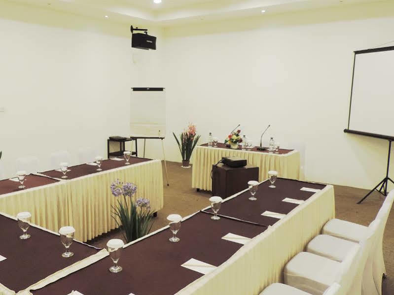 Arbor Biz Hotel Makassar Exterior foto