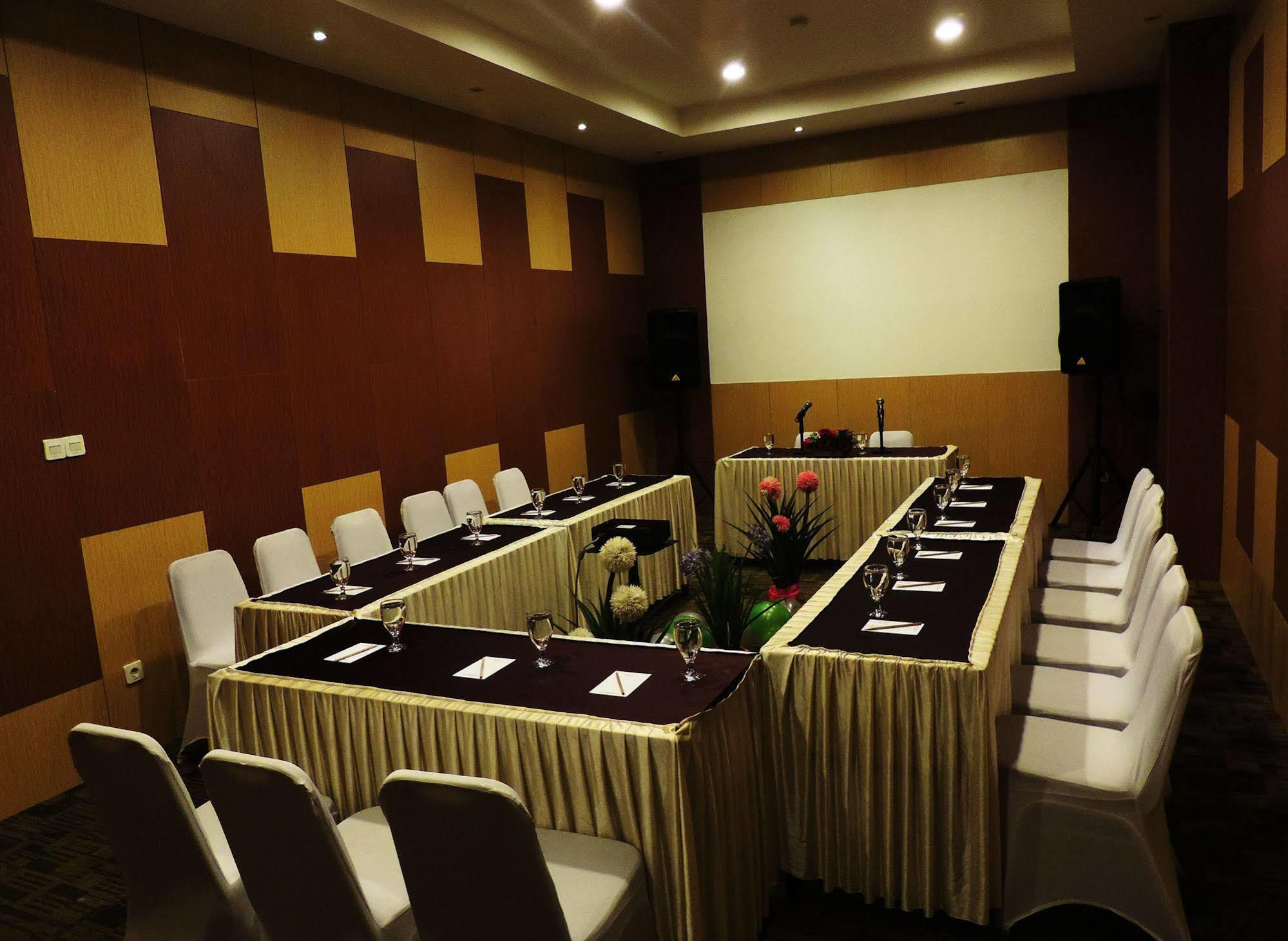 Arbor Biz Hotel Makassar Exterior foto